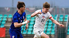 �eský zálo�ník Marek Havran s mí�em uniká Dorianu Migali�ovi z Chorvatska.