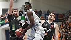D��ínský Jordan Ogundiran s mí�em mezi Martinem K�í�em (vlevo) a Jaromírem...