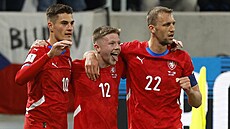 �e�tí fotbalisté se radují z gólu Patrika Schicka (vlevo) v kvalifikaci na MS...