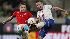 eský záloník Luká erv (vlevo) a Arni Frederiksberg z Faerských ostrov