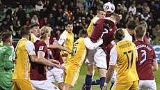 Norský útoník Alexander Sorloth hlavou stílí gól v utkání proti Moldavsku.