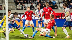 �eský zálo�ník Tomá� Sou�ek se sna�í zblízka dostat mí� do sít� v utkání proti...