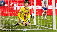 Faerský branká Bardur Reynatrod po inkasovaném gólu od eských fotbalist