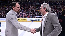 Sparanský trenér Pavel Gross (vlevo) a kou Tince Zdenk Moták (vpravo) si...