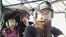 John Morris (vpravo) bere své p�íbuzné na výlety letadlem pravideln�.