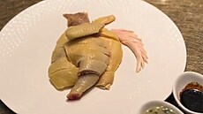 �anghajská restaurace prodává drahé ku�e na pá�e údajn� chované na mléce a...