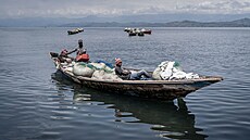Afrika © Aubin Mukoni. Název: Název: Jezero zmlklo. Rybá�i se vracejí na b�eh....