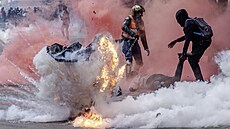 Afrika © Luis Tato, Agence France-Presse. Název:  Povstání ke�ské mláde�e. Dva...