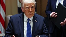 Americký prezident Donald Trump podepisuje dalí výnos. (25. bezna 2025)