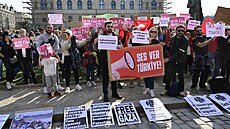 V centru Prahy v sobotu odpoledne stovky lidí demonstrovaly proti vzestupu...