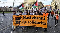 V centru Prahy v sobotu odpoledne stovky lidí demonstrovaly proti vzestupu...
