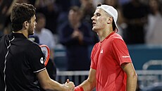 Jakub Men�ík (vpravo) p�ijímá gratulace od Ameri�ana Taylora Fritze k postupu...