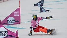 Kry�tof Minárik v kvalifikaci snowboardového paralelního slalomu na mistrovství...
