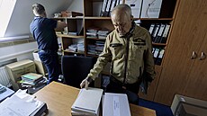 Petr Brodský, bývalý kroniká� Ti�ic v archivu obecního ú�adu. (27. b�ezna 2025)