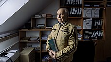 Petr Brodský, bývalý kroniká� Ti�ic v archivu obecního ú�adu. (27. b�ezna 2025)