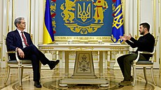 Americký ministr zahrani�í Scott Bessent s ukrajinským prezidentem Volodymyrem...