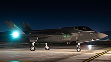 Zbrusu nové letouny F-35I Adir pistávají na izraelské základn Nevatimí