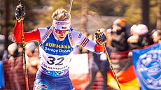 Tomá� Mikyska stoupá na trati stíhacího závodu v Oslu.