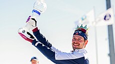 Sturla Laegreid pózuje s malým k�i��álovým glóbem  za stíhací závod.