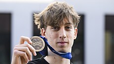 Metodj Jílek pózuje s bronzovou medailí z mistrovství svta. Speciální místo...