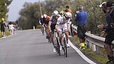 KOLIK VÁS ZBYLO? Tadej Poga�ar po jednom ze svých nástup� kontroluje, jaké...