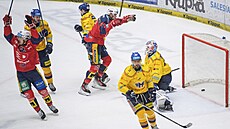 Pardubi�tí hrá�i Luká� Radil (vlevo) a Jáchym Kondelík slaví druhou trefu do...