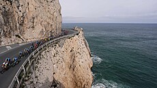 Pohled na peloton v pr�b�hu závodu Milán�San Remo.