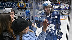 Brnnský Peter Mueller se pi rozbruslení zdraví se svou enou Taylarou, synem...