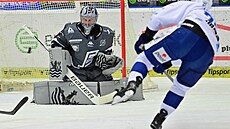 Karlovarský branká� Dominik Frodl zne�kod�uje st�elu brn�nského úto�níka...