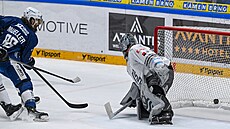 Brn�nský úto�ník Peter Mueller podruhé p�ekonává karlovarského branká�e...