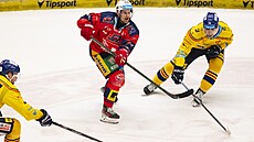 Pardubický Roman �ervenka v obklopení hrá�� �eských Bud�jovic.