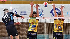 Libere�tí �imon Bryknar a Luká� Trojanowicz blokují sme� Luká�e �ekety z Kladna.