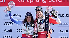 Federica Brignoneová a Marco Odermatt se svými k�i��álovými glóby ve finále...