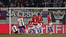 Gunnar Vatnhamar p�ekonává Mat�je Ková�e a vyrovnává zápas �eska s Faerskými...