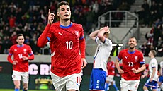 Oslavné gesto Patrika Schicka po tref� do brány Faerských ostrov�.