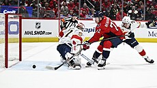 Anthony Beauvillier z Washington Capitals obehrává Vítka Van��ka v brán�...