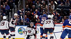 Kyle Palmieri z New York Islanders p�ekonává Elvise Merzlikinse z Columbusu.