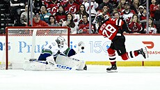 Thatcher Demko chytá samostatný nájezd Tima Meiera.