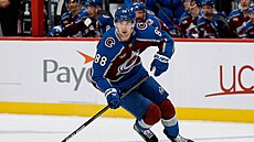 Martin Ne�as zavá�í puk do úto�ného pásma v utkání s Los Angeles.