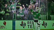 Jake Oettinger d�kuje fanou�k�m po vychytané nule proti Minnesot�.