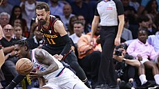 Davion Mitchell z Miami padá v souboji s Traem Youngem.