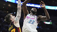 Vít Krej�í se sna�í zablokovat st�elu Andrewa Wigginse z Miami.