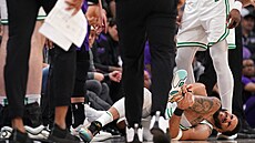 Jayson Tatum se svíjí v bolestech na palubovce.