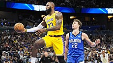 LeBron James v akci proti Orlandu, za ním Franz Wagner.