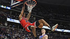 Dalen Terry z Chicaga zav�uje v utkání proti Denveru.