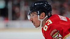 Brad Marchand stojí na buly p�i utkání s Utahem.