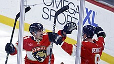 Brad Marchand a Sam Bennett se radují z vít�zného gólu proti Utahu.