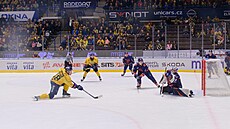 Zlínský úto�ník Aleksi Salonen st�ílí na litom��ickou branku v semifinále Maxa...