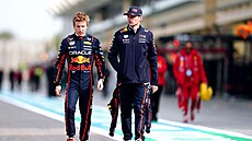 Liam Lawson (vlevo) a Max Verstappen prochází padokem ped Velkou cenou íny.