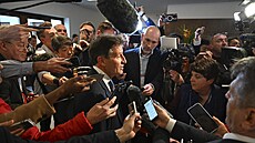 Sebastian Coe v oble�ení noviná�� po neúsp�né kandidatu�e na post prezidenta...